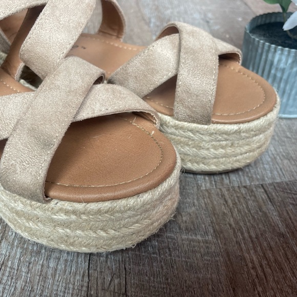 Platform sandals - Picture 2 of 2